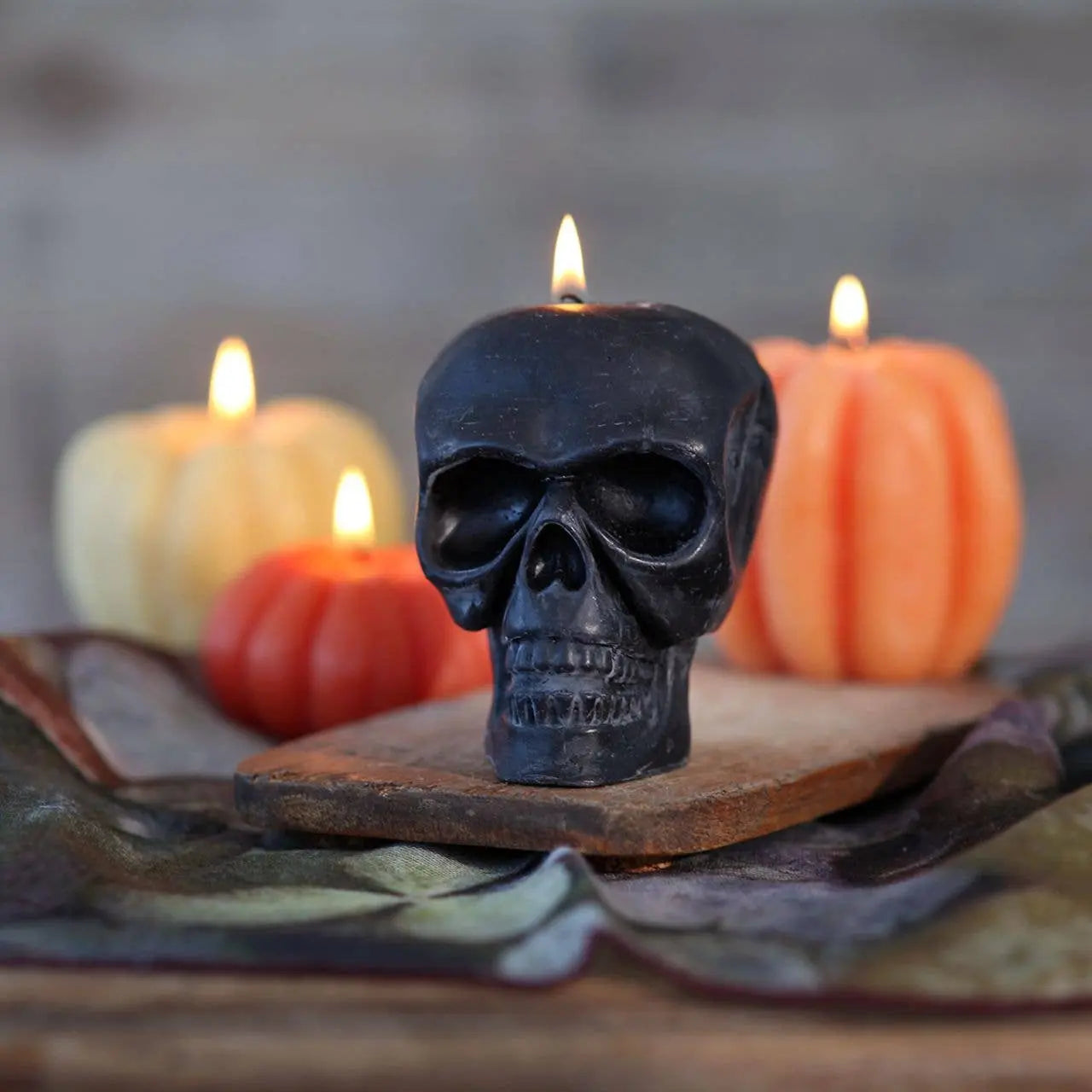 Sculpted Skull Candle – 100% Beeswax – Black - Handcrafted - Witchy wonder
