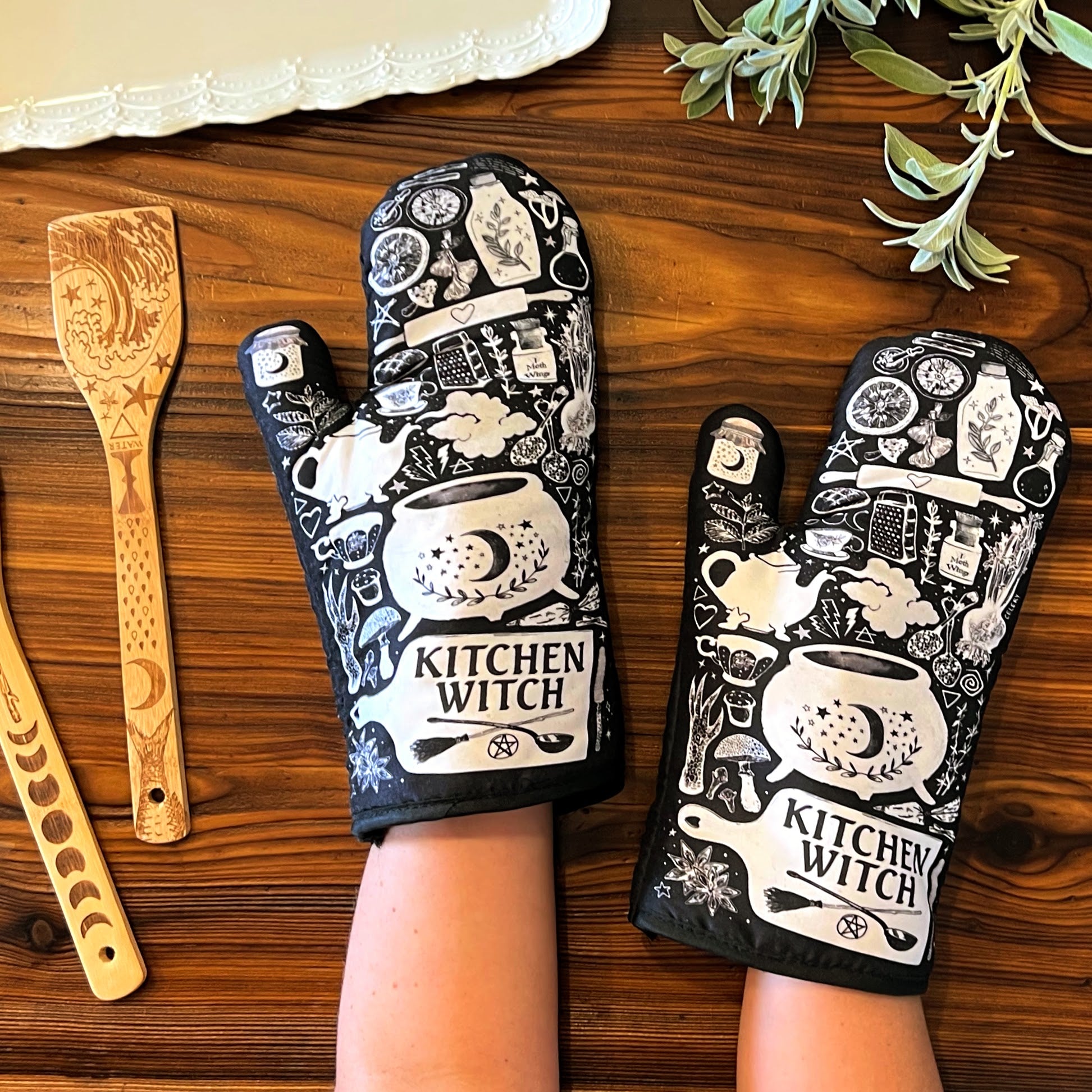 Kitchen Witch Oven Mitt Set - Witchy wonder