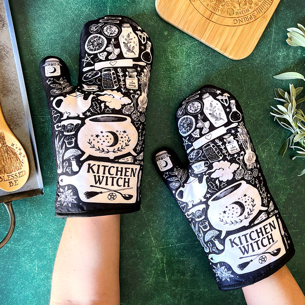 Kitchen Witch Oven Mitt Set - Witchy wonder