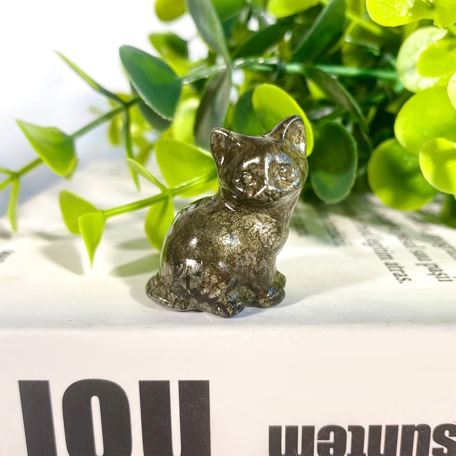 Crystal Cat Statue - Witchy wonder
