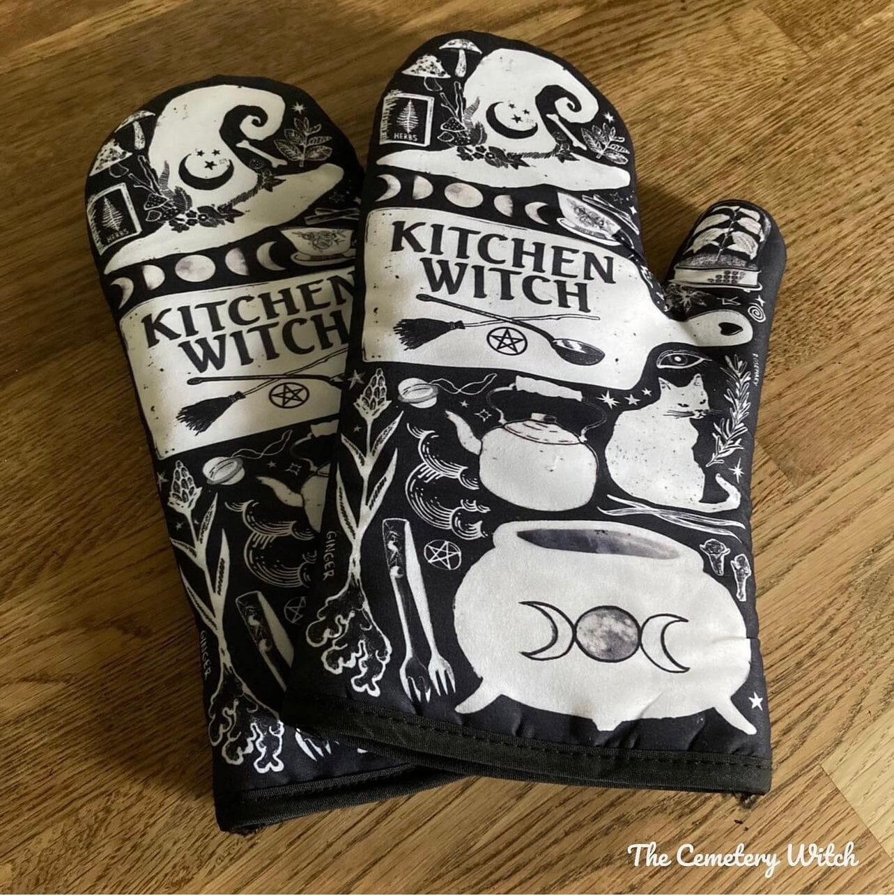 Kitchen Witch Oven Mitt Set - Witchy wonder
