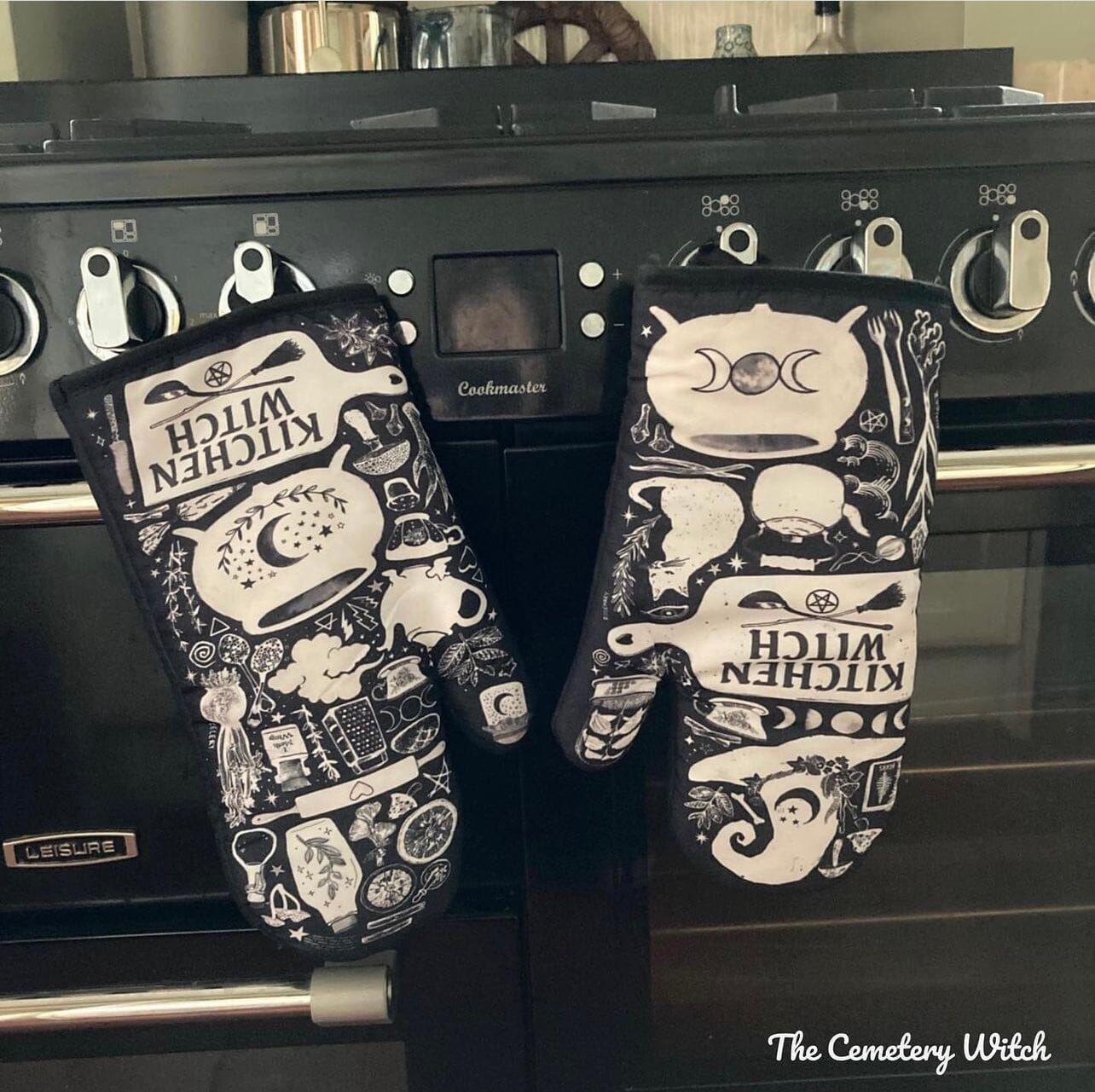 Kitchen Witch Oven Mitt Set - Witchy wonder
